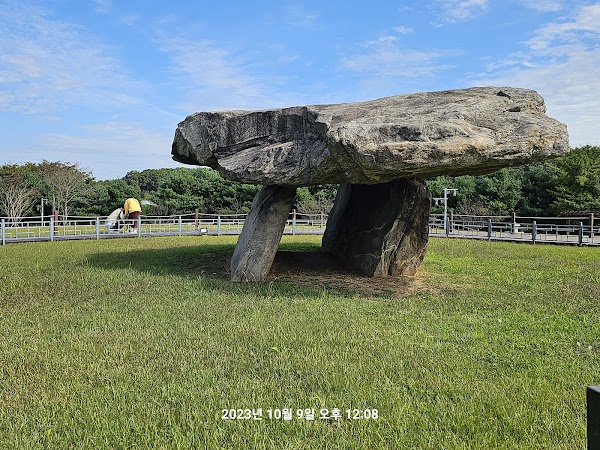 Ganghwa Bugeunri Jiseokmyo (Dolmen)