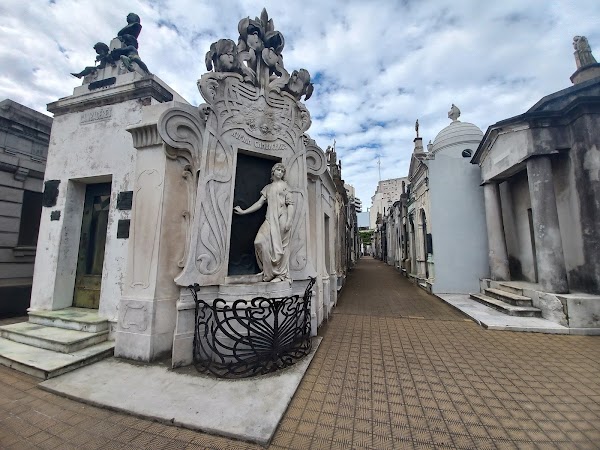 Tumba de Rufina Cambaceres