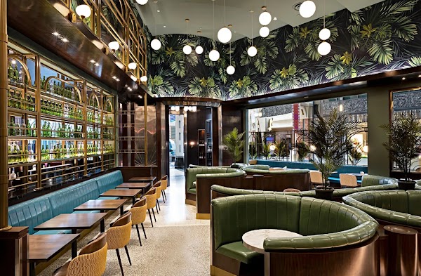 Lucky's Restaurant & Bar 1