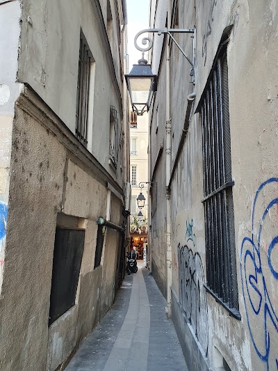 Narrowest street in Paris 1