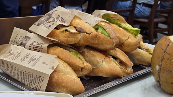 Bánh Mì Phượng 3