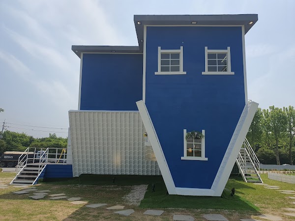 거꾸로하우스