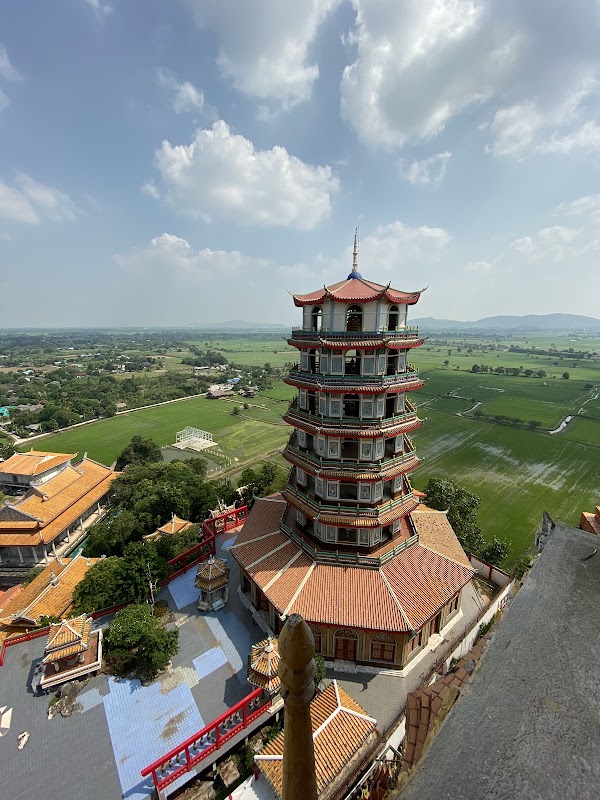 Wat Tham Khao Noi