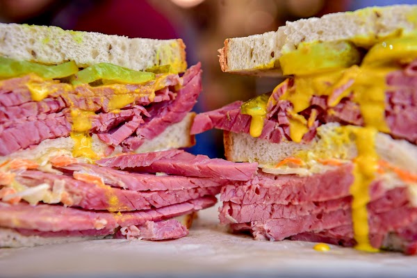 Reubens Deli & Restaurant 4