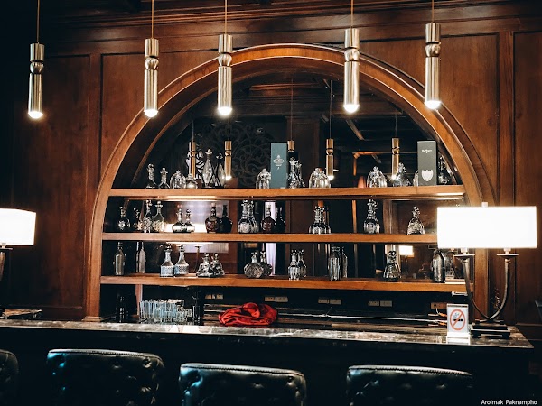 CHOW Cafe & Bar