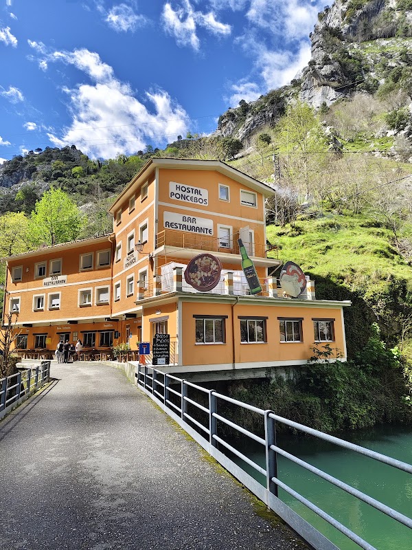 Hostal Poncebos