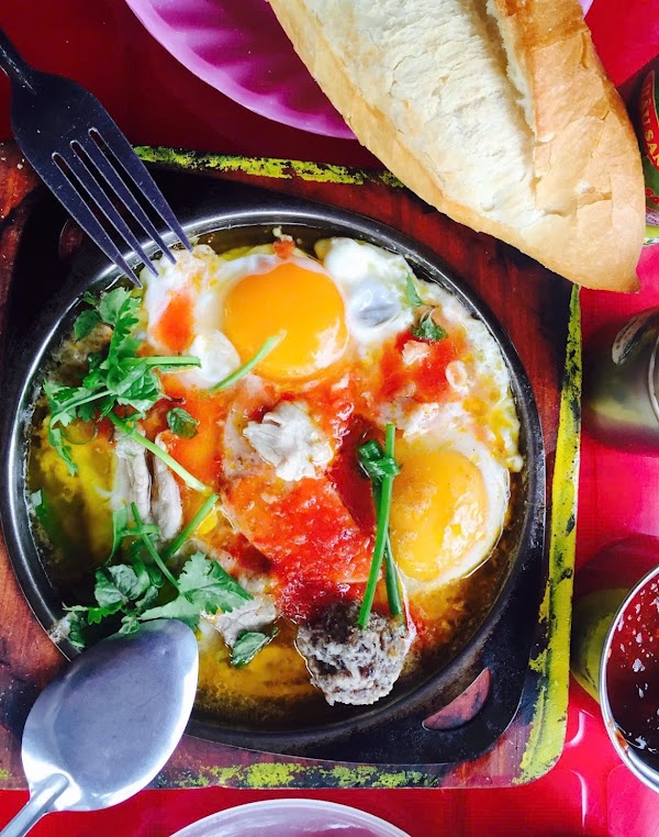 Đông Ốp La - Fried Egg, Beef Stew, Bun for breakfast 5