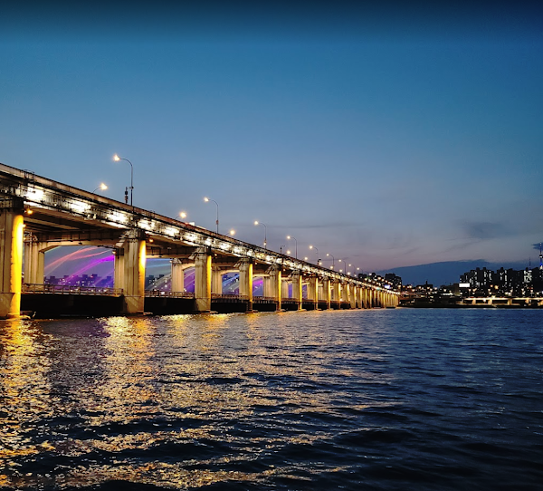 Banpo Bridge Moonlight Rainbow Fountain 1