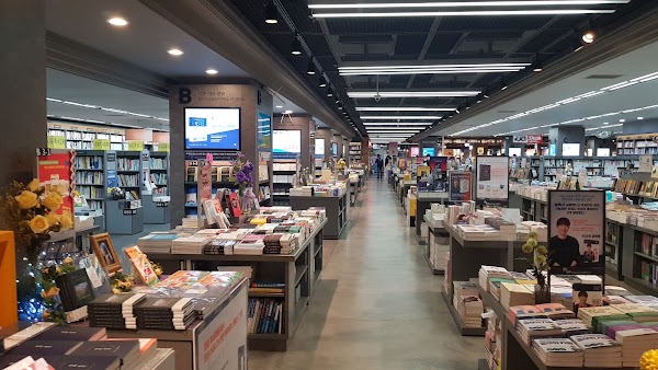 Youngpoong Bookstore Jongno Main Branch 5
