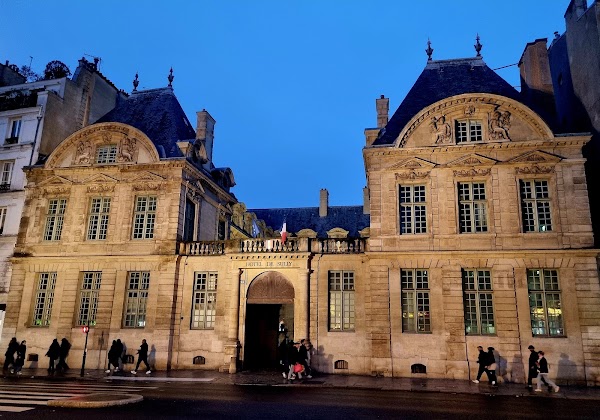 Cour et Jardin de l'Hôtel de Sully 5
