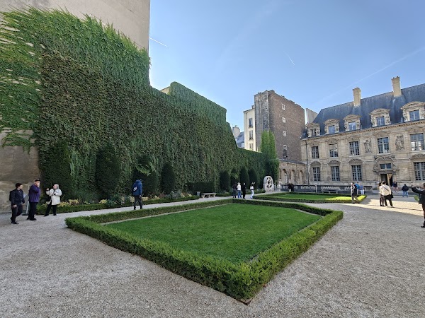 Cour et Jardin de l'Hôtel de Sully 4
