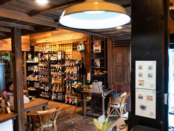 VIVIN Suk 22 - café grocery bistro - Local Organic Natural Artisan 3