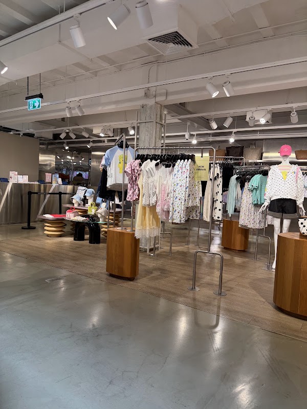 GENTLEWOMAN Flagship Store Siam Square 5