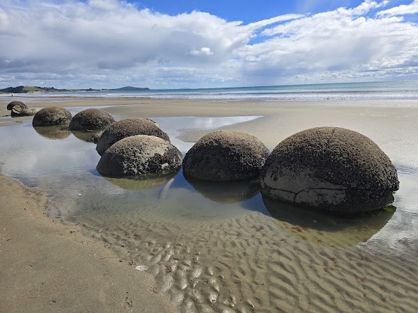 Moeraki Boulders Beach