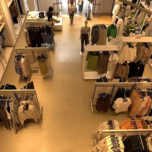 H&M Myeongdong Jungang-gil 2