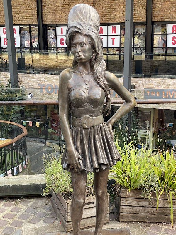 Amy Winehouse Statue