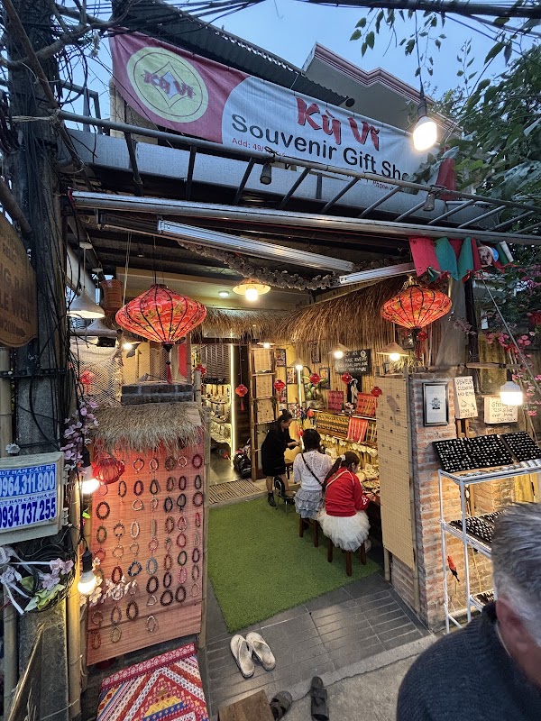 Kỳ Vĩ Souvenir Gift Shop Kim 1