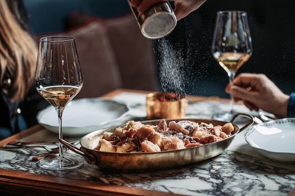 Neue Hoheit Restaurant & Bar 5