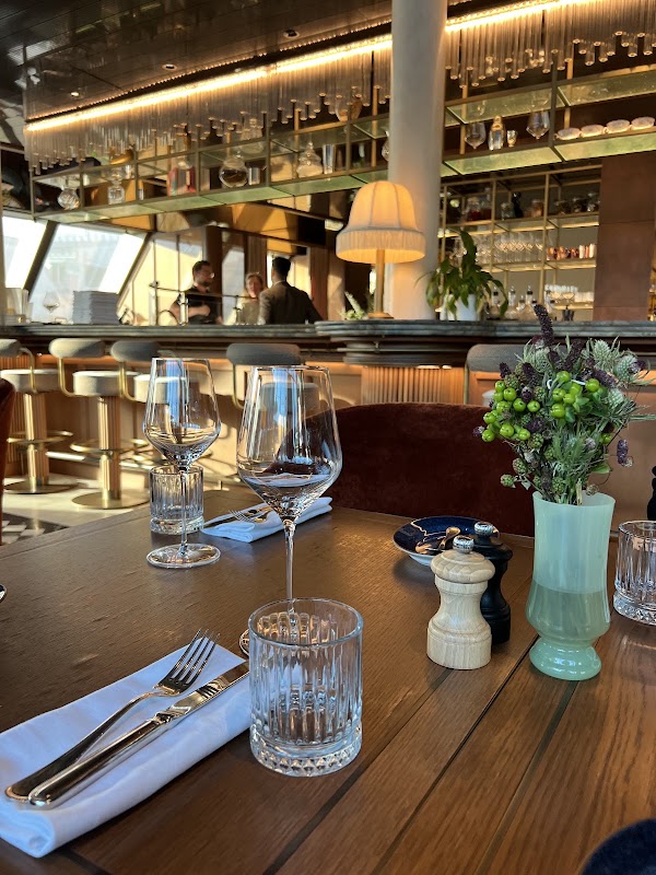 Neue Hoheit Restaurant & Bar 2