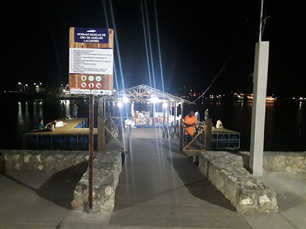 Muelle Para Transporte Lacustre, Flores, Petén, Guatemala. 3