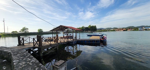 Muelle Para Transporte Lacustre, Flores, Petén, Guatemala. 2