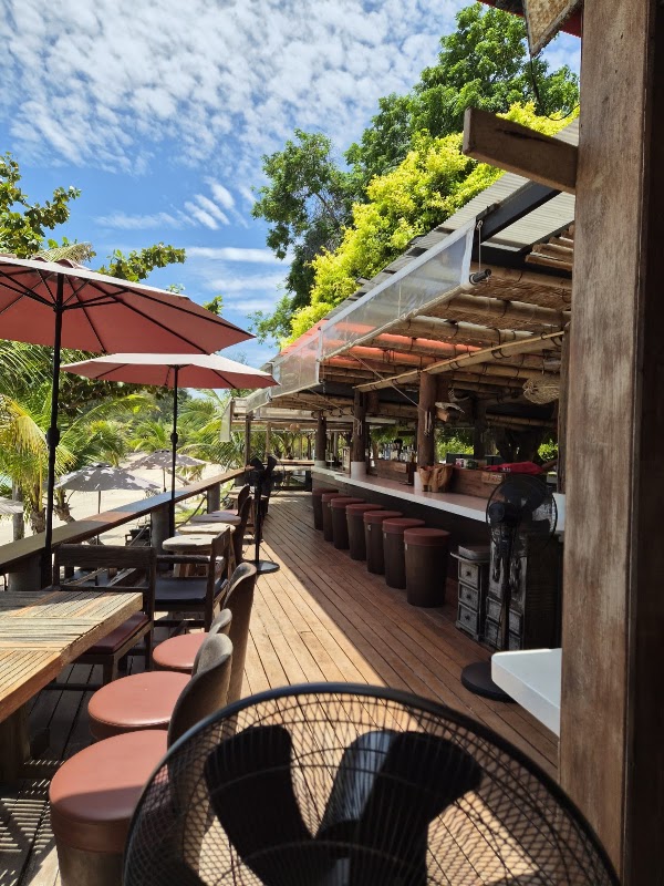 Rendezvous Beach Bar รองเดซ์วูส์ บีช บาร์
