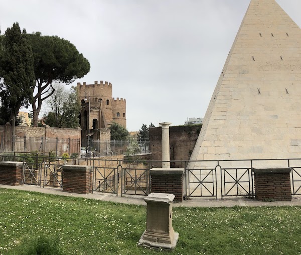 Pyramid of Caius Cestius 2