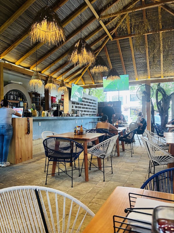El Chiquilin Costeño • Mariscos & Sports Bar