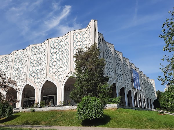 Central Exhibition Hall of the Academy of Arts 1