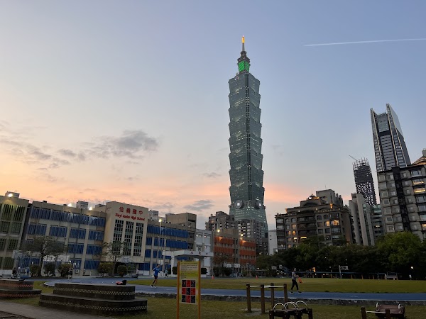 Xinyi Junior High School (Songren) 1
