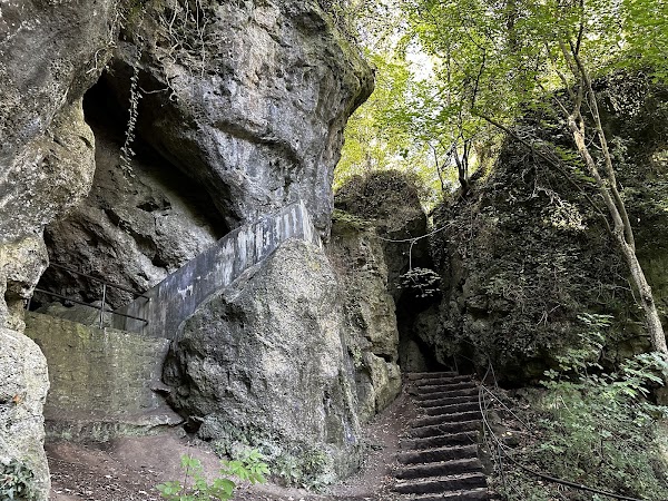 Kartsteinfelsen mit Kakushöhle