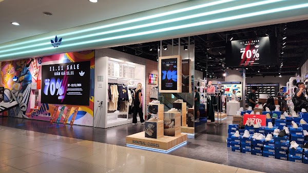 Adidas Store Vincom Ba Trieu