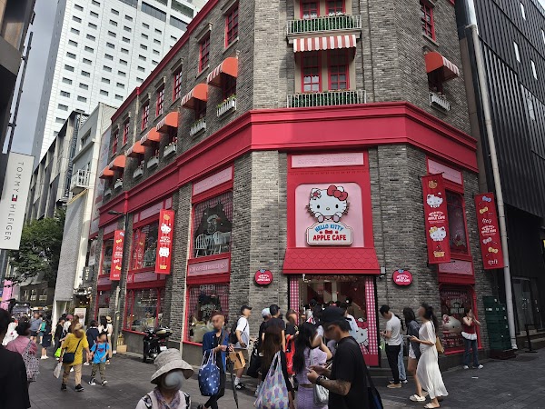 Hello Kitty Apple Cafe 1