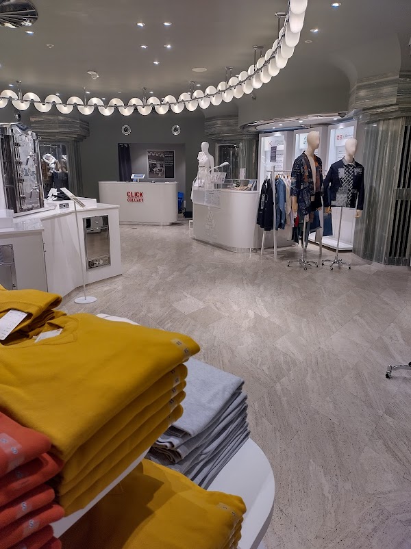 UNIQLO Regent Street 3