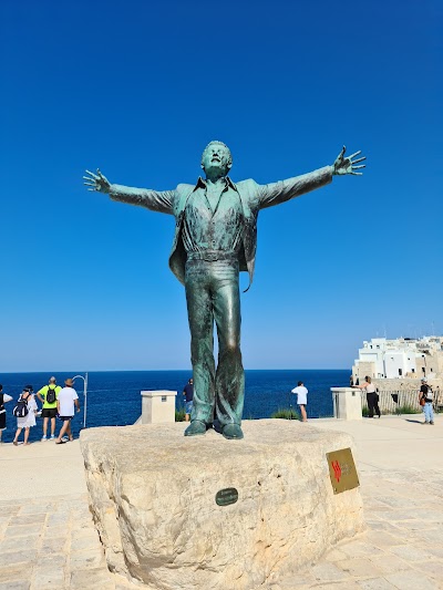 Monumento a Domenico Modugno 2