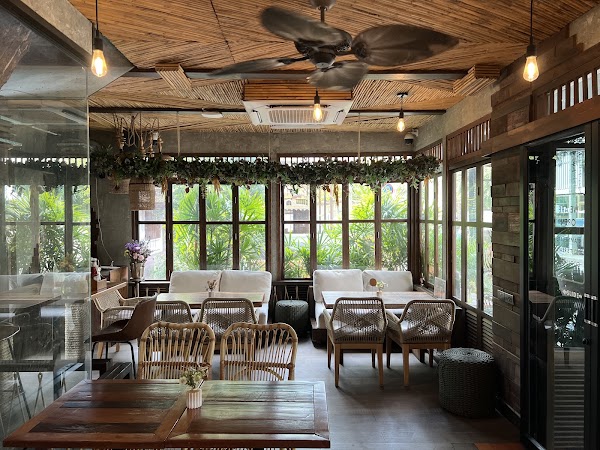 Treehouse Cafe & Bar 3