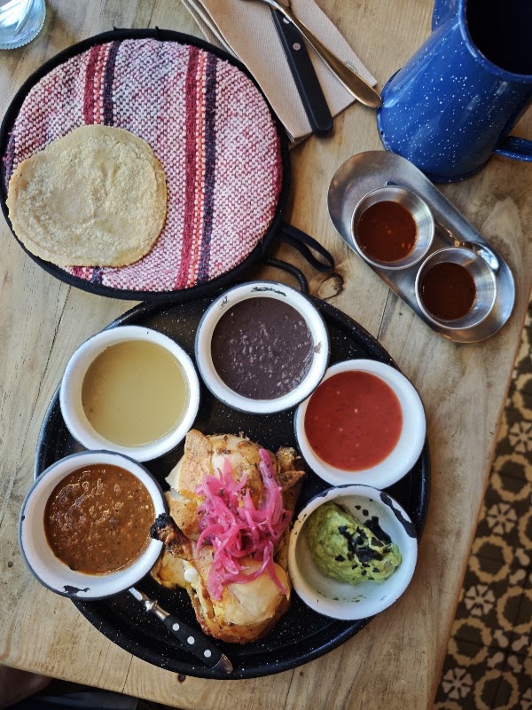 Cresta Colorada Rosticeria Mexicana 3