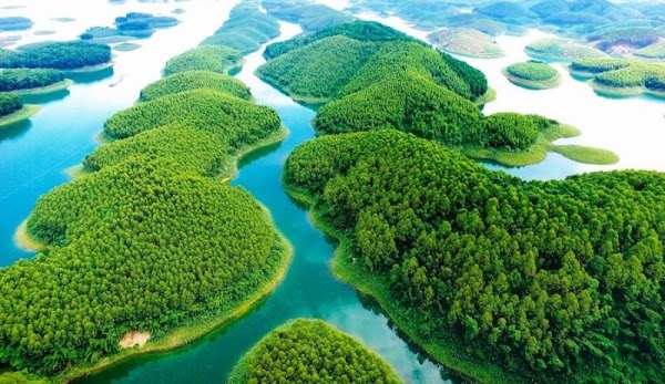 Thác Bà Lake