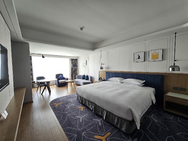 Sunny Holiday Inn 5