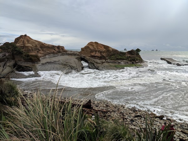 Omau cliffs 2