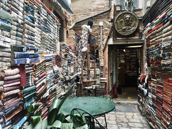 Libreria Acqua Alta 3