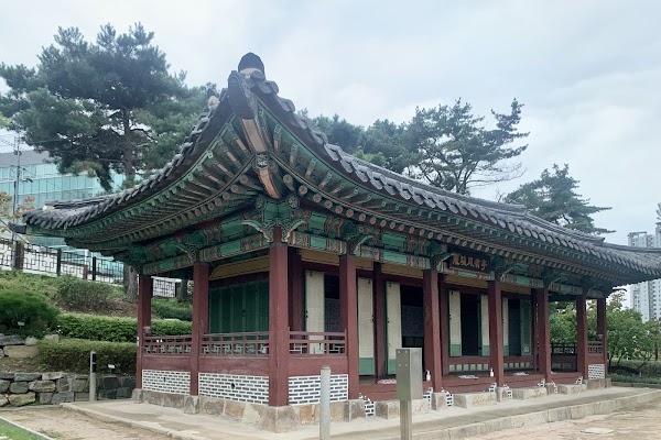 Yongyangbongjeojeong Park 3