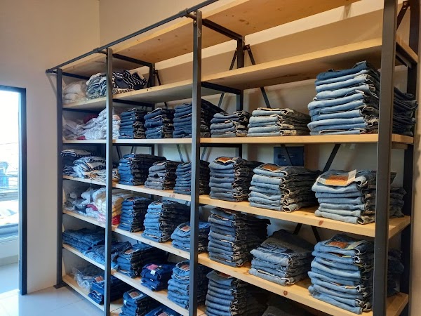 LEVI'S Outlet Store 2