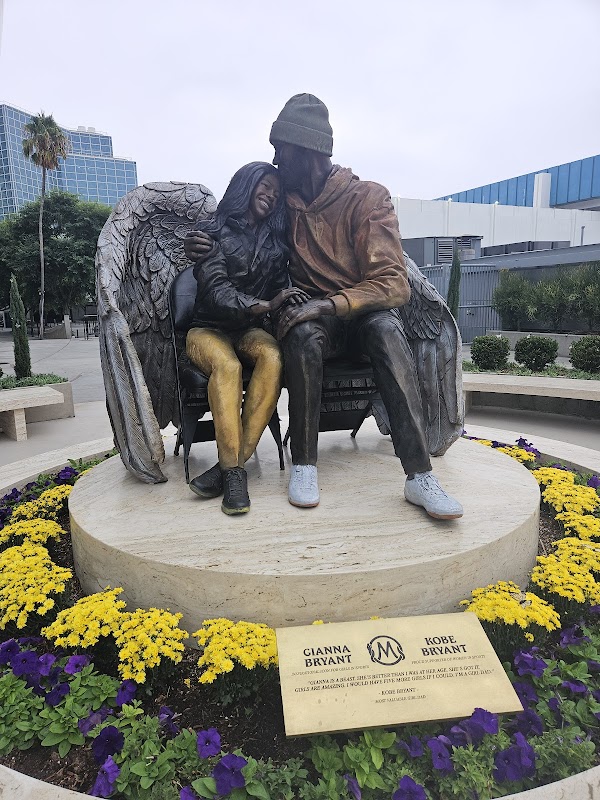 Kobe And Gianna Bryant Statue 1