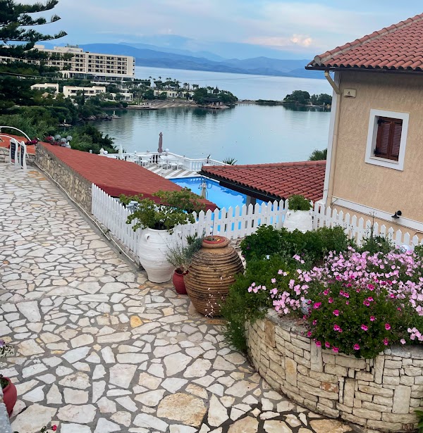 Kommeno Bay apartments & Paradisos Snack Bar/Restaurant