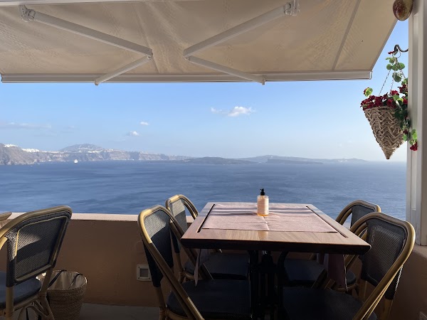 BLUE DOMES RESTAURANT OIA 3
