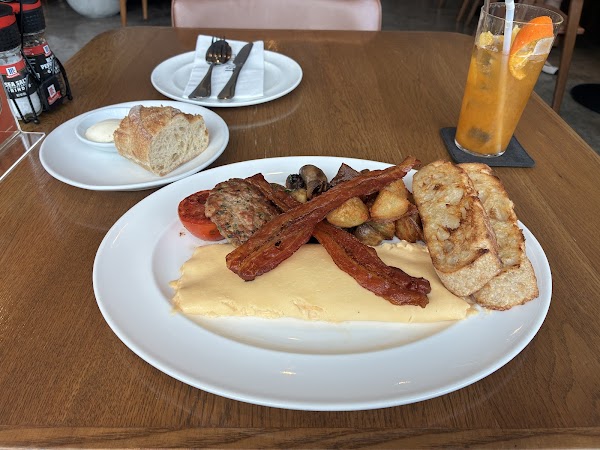 ROAST coffee & eatery 3