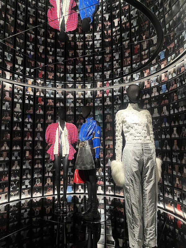 Louis Vuitton Visionary Journeys, LV The Place Seoul 2