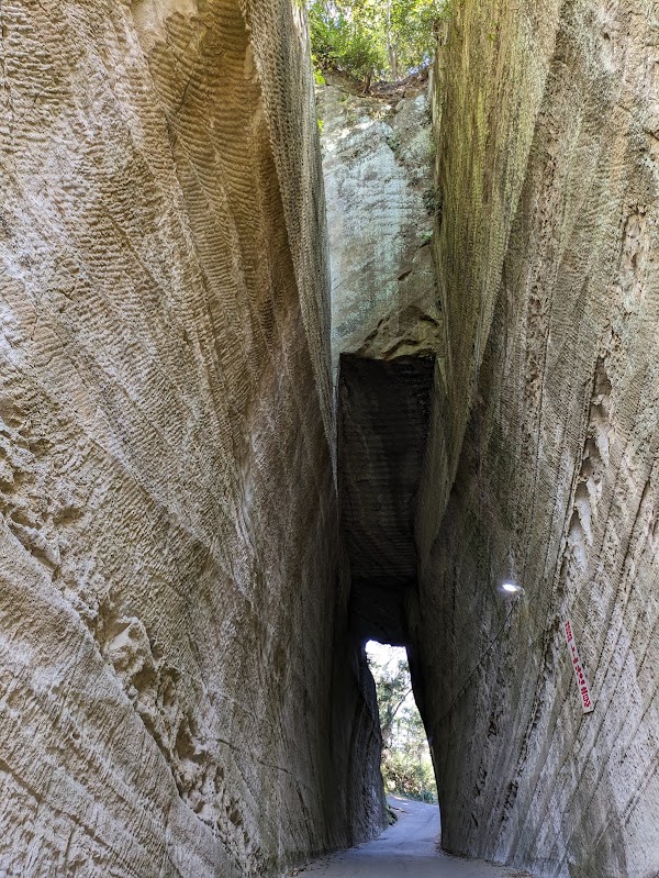 The Approach Tunnel to Tōrōzaka Daishidō