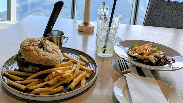Hoven Restaurant 3